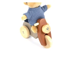 Oso Alexis en Vespa
